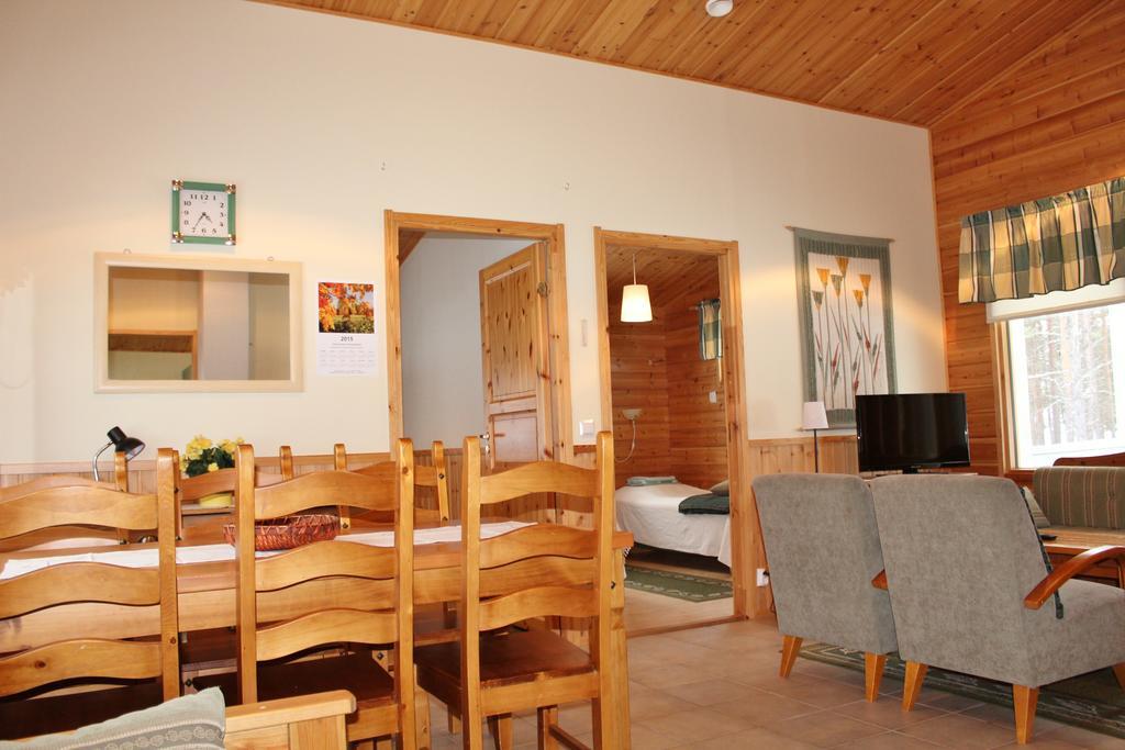 Petaejaekylae Villa Kuusamo Rum bild