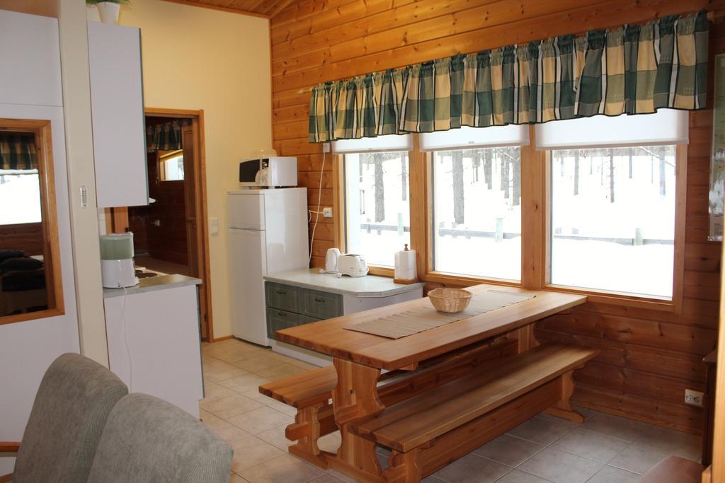 Petaejaekylae Villa Kuusamo Rum bild